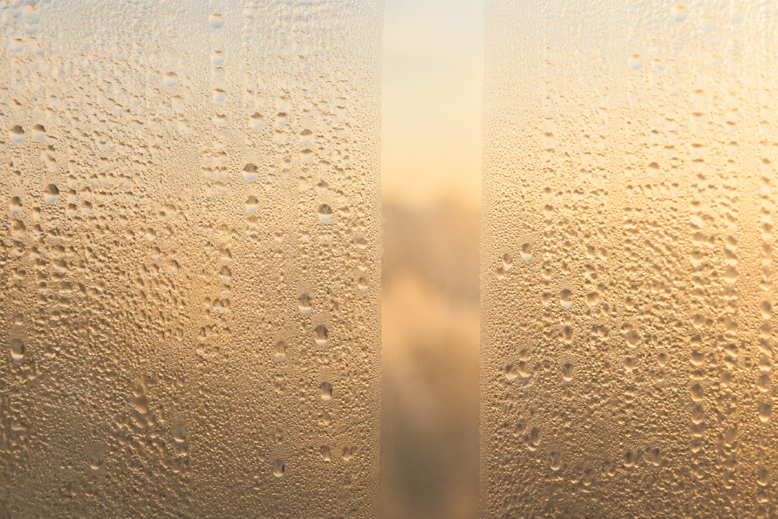 Gotas de agua sobre vidrio esmerilado atravesadas por una franja limpia